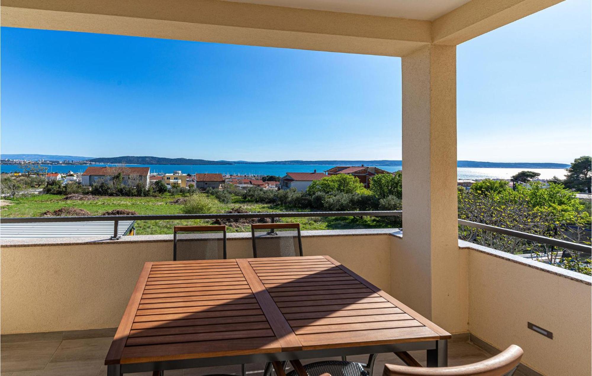 2 Bedroom Gorgeous Apartment In Kastel Gomilica Kastela Bagian luar foto